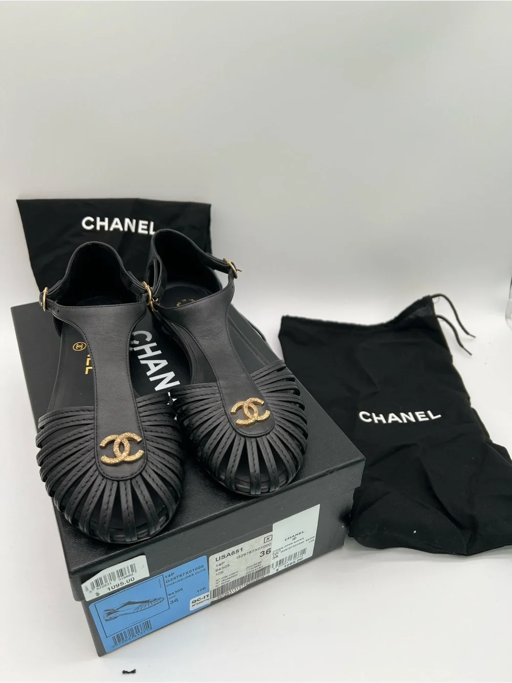🔴NEW🔴Authentic CHANEL Black Leather T-Strap Sandals with Gold CC Logo🔴